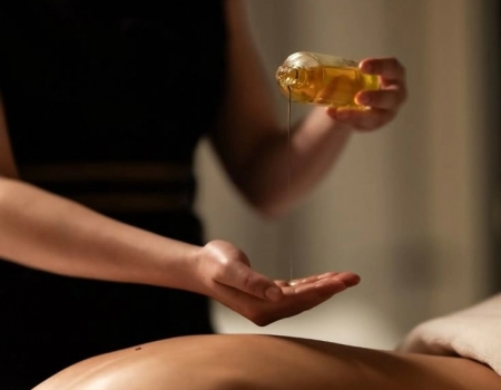 Massage Tinh Dầu và Massage Khô Khác Gì Nhau? So Sánh Chi Tiết Từ A–Z